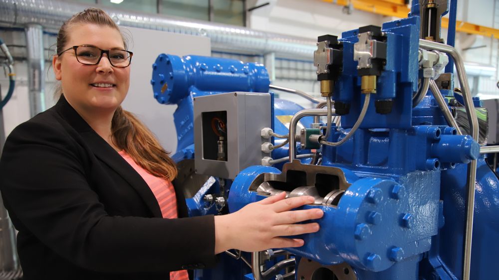 Oda Ellingsen er godt kjent med denne type vinsjmaskineri fra sin lærlingtid. Hun startet som CNC-lærling i 2006, nå har hun gått veien via ingeniør til doktorgrad i maritim industri.
