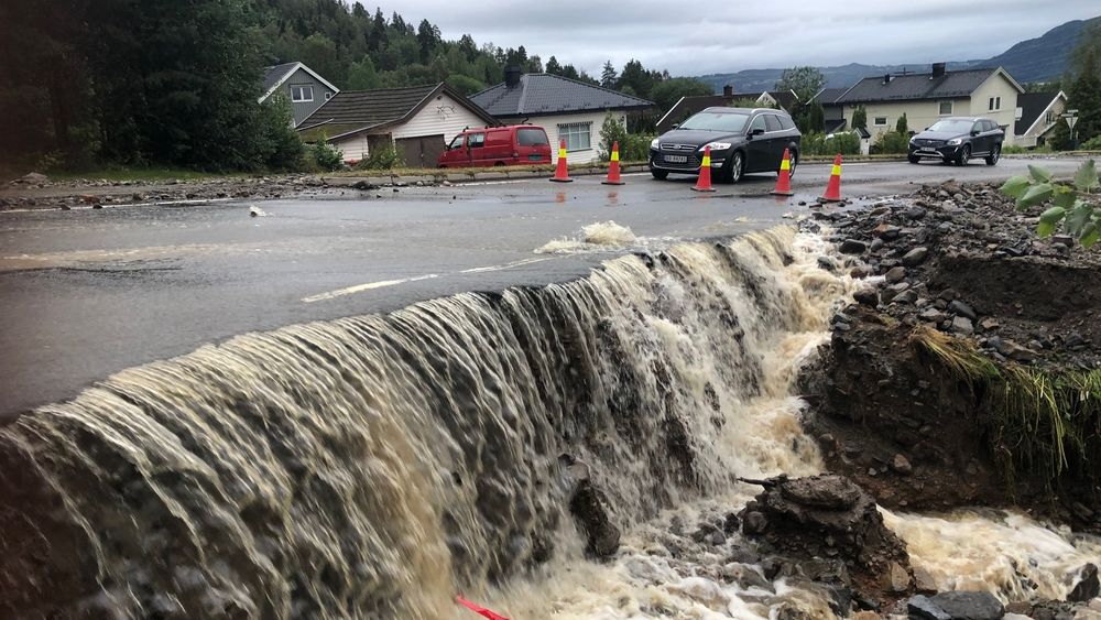 Store nedbørsmengder førte til flom og oversvømmelse i Brumunddal natt til tirsdag. Bildet er fra Nordåsvegen.