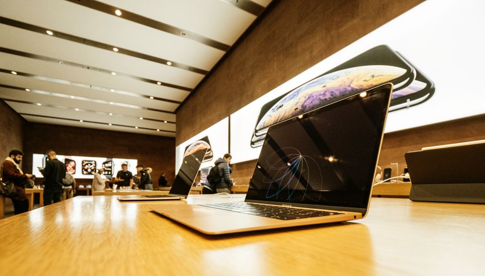 Amerikanske luftfartsmyndigheter har innført et forbud mot enkelte modeller av Apples bærbare datamaskin MacBook Pro fordi den har batterier som kan ta fyr. Illustrasjonsfoto.
