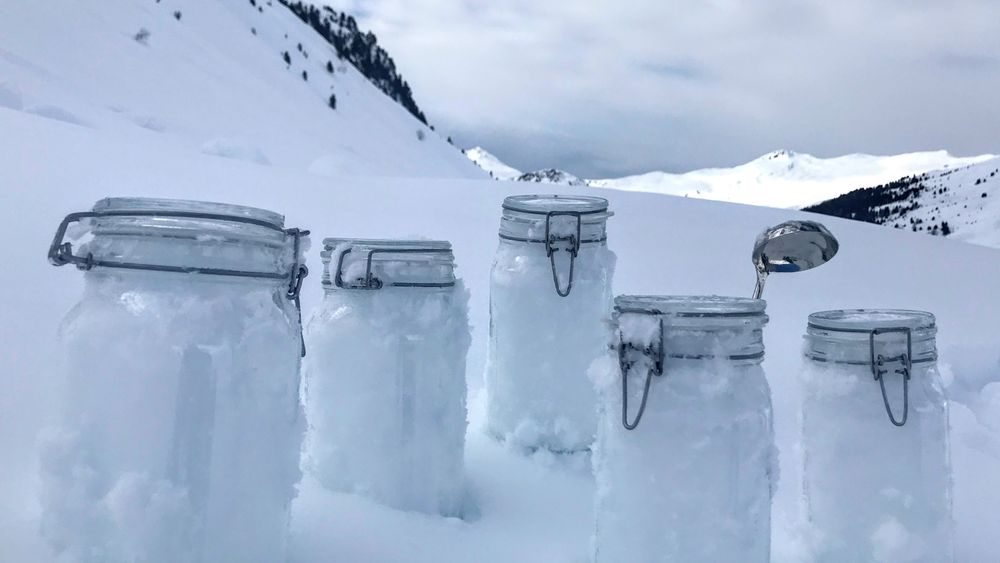 Prøver av snø fra Alpene i Sveits. Forskning viser at mikroplast transporteres i luften helt til Arktis, der det er funnet store mengder mikroplast i snøen. 