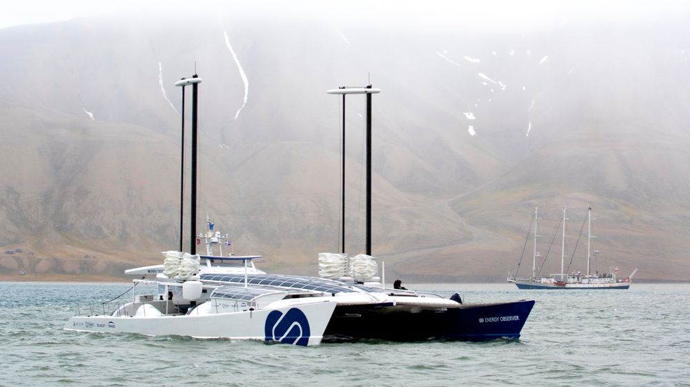 «Energy Observer» har seilt 5.700 kilometer fra St. Petersburg til Longyearbyen kun på fornybar energi. Onsdag la den til kai i Longyearbyen etter å ha testet systemene sine i kaldt vann ved brefronter i Isfjorden. 