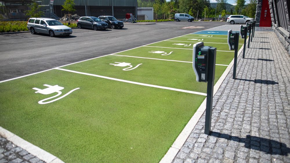 Feiring Bruk ser for seg at farget, grønn asfalt kan markere parkering for elbiler