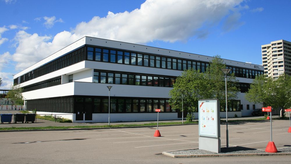 En svensk videregående skole har fått 180 000 norske kroner i bot etter å brutt GDPR. Bildet viser Hellerud videregående skole i Oslo, og er brukt som illustrasjon.