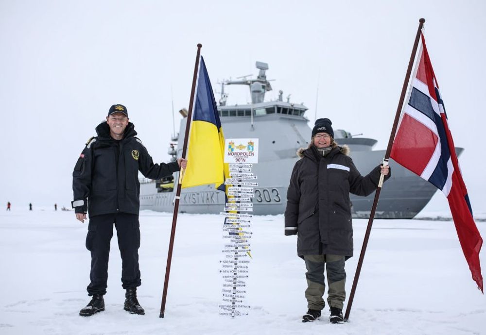 Kystvaktskipet Svalbard skrev onsdag polarhistorie ved å være det første norske fartøyet som har nådd Nordpolen. Skipssjef Geir-Magne Leinebø og Toktleder CAATEX Dr. Hanne Sagen har plantet kystvaktflagget og det norske flagget på Nordpolen, twitrer Kystvakten onsdag.