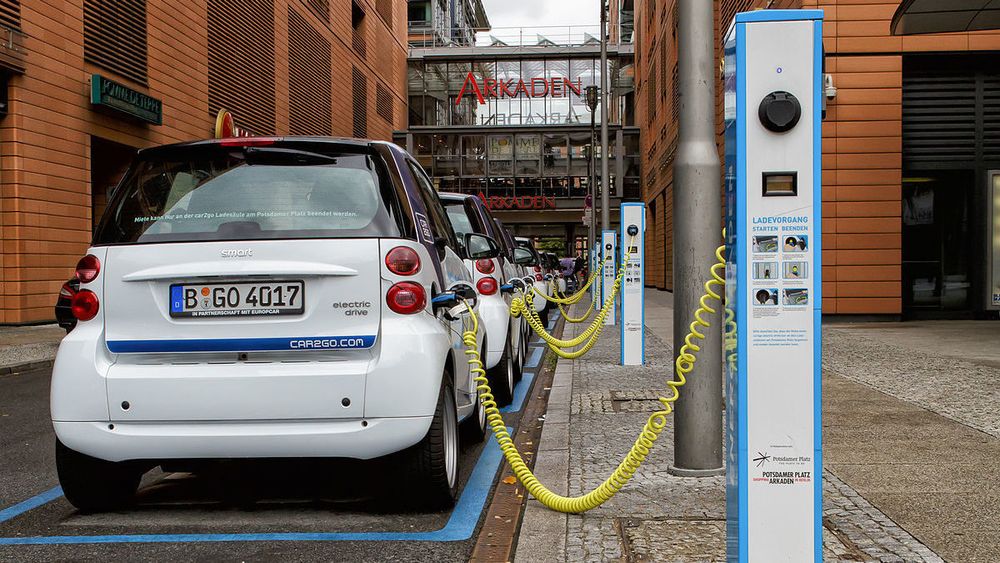 2019 ligger an til å bli et toppår for elbilsalg i Tyskland. Statkraft vil posisjonere seg i det tyske lademarkedet, gjennom oppkjøp av to mindre selskaper. Bildet er fra Potsdamer platz i Berlin. 