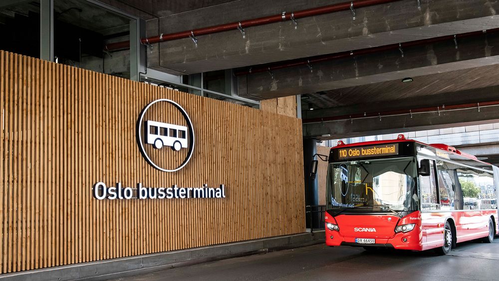 Betongdragerne på undersiden av Nylandsbrua har blitt ny himling på deler av Oslo bussterminal. Egentlig er også terminalbygningen en bru, ettersom den krysser det innbygde løpet til Akerselva.