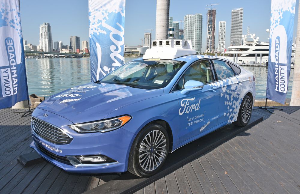 Ford tester ut autonome biler i flere amerikanske biler. Her slapper en amerikansk Ford Fusion av på kaien i Miami. 
