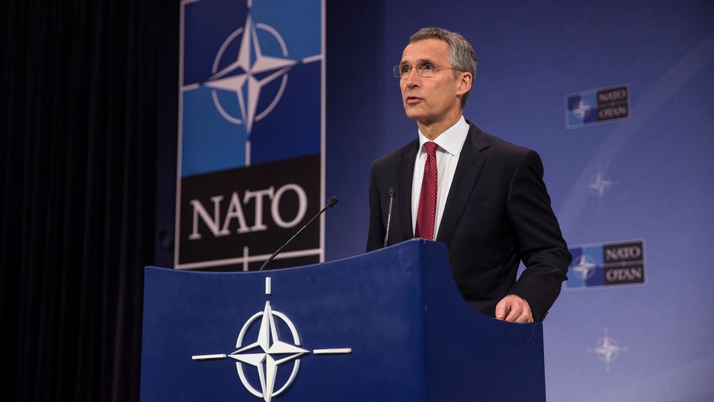 Jens Stoltenberg understreker nå at Nato kollektivt vil forsvare medlemsland mot cyberangrep, på lik linje med fysiske angrep. Her er han avbildet under en pressekonferanse i Nato-hovedkvarteret for et par år siden.