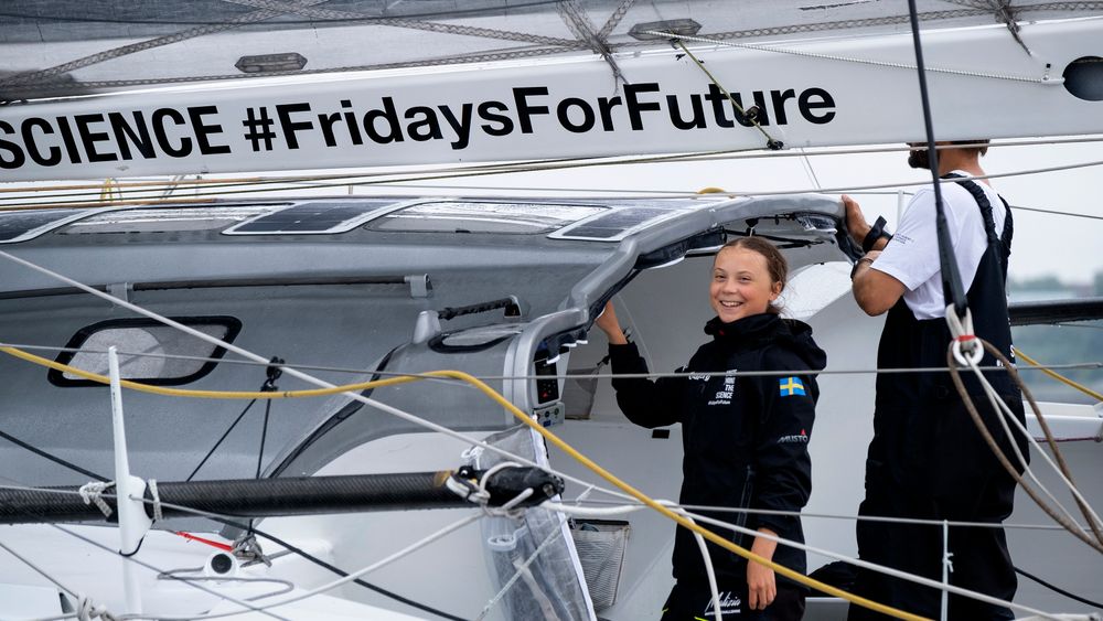 Greta Thunberg på seilbåten Malizia II på vei inn mot havna i New York.