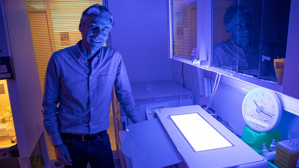 Laget egen lyskasse: Adm. direktør i PCI Biotech, Per Walday, ved lyskassen de har laget for å se hvordan helt uniformt lys påvirker cellene. De kan variere fargen på lyset ved å skifte lysstoffrør.