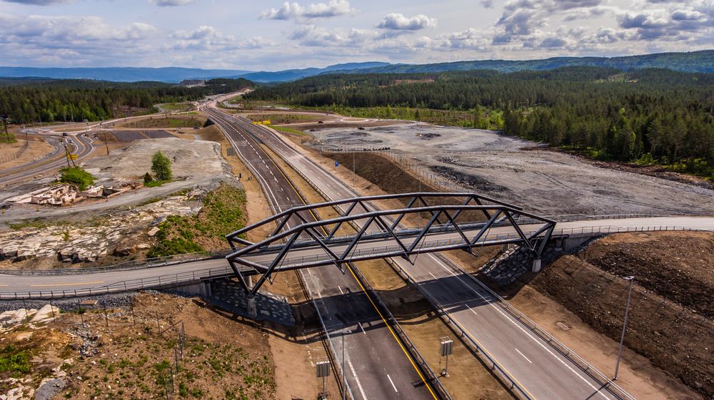 Den nye E134 gjennom Kongsberg skal betales med bompenger på fire stasjoner som administreres av Veifinans. De nærmere 3.000 pendlerne inn til byen vil få en ekstrakostnad. Denne strekningen skal åpnes i høst. 