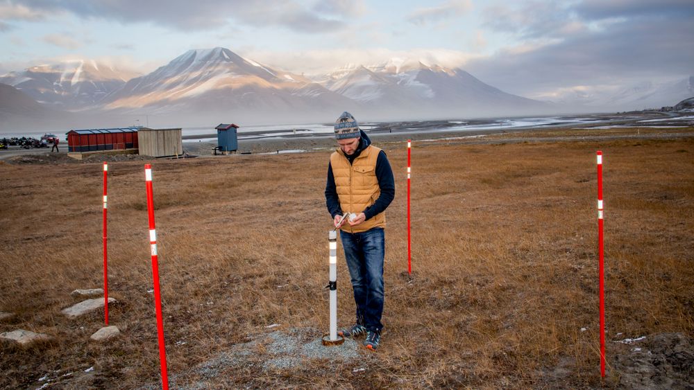 Forsker Graham Gilbert måler temperaturen i permafrosten i Longyearbyen på Svalbard. Temperaturmålere er utplassert i borehull i bakken en rekke steder på Svalbard og i andre arktiske områder. 