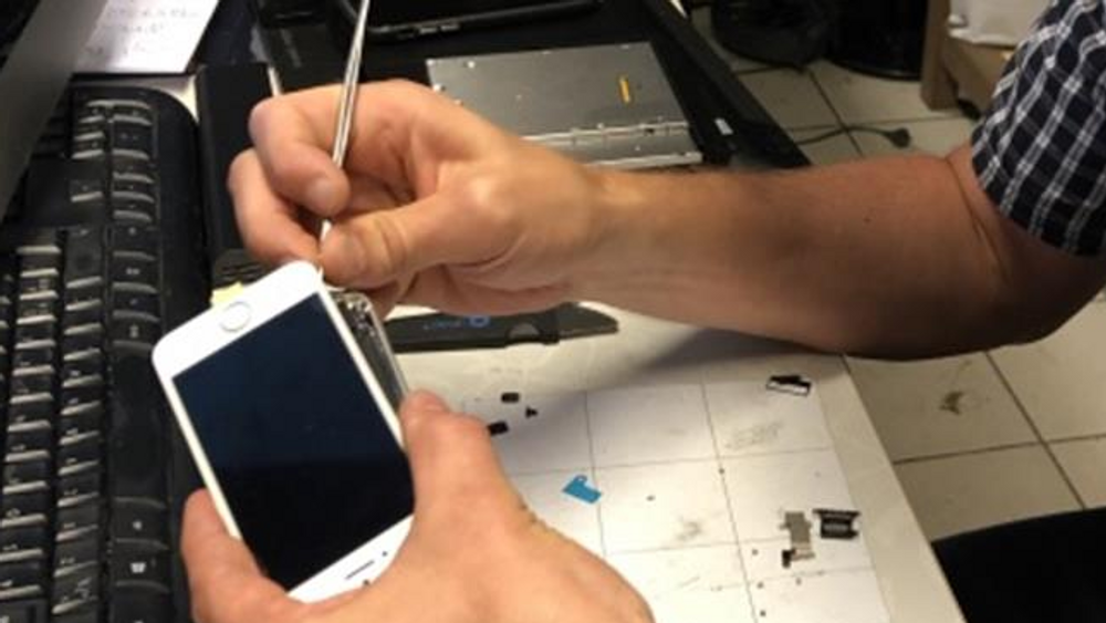 Mobilreparatør Henrik Huseby kjemper for rettet til å reparere småelektronikk.