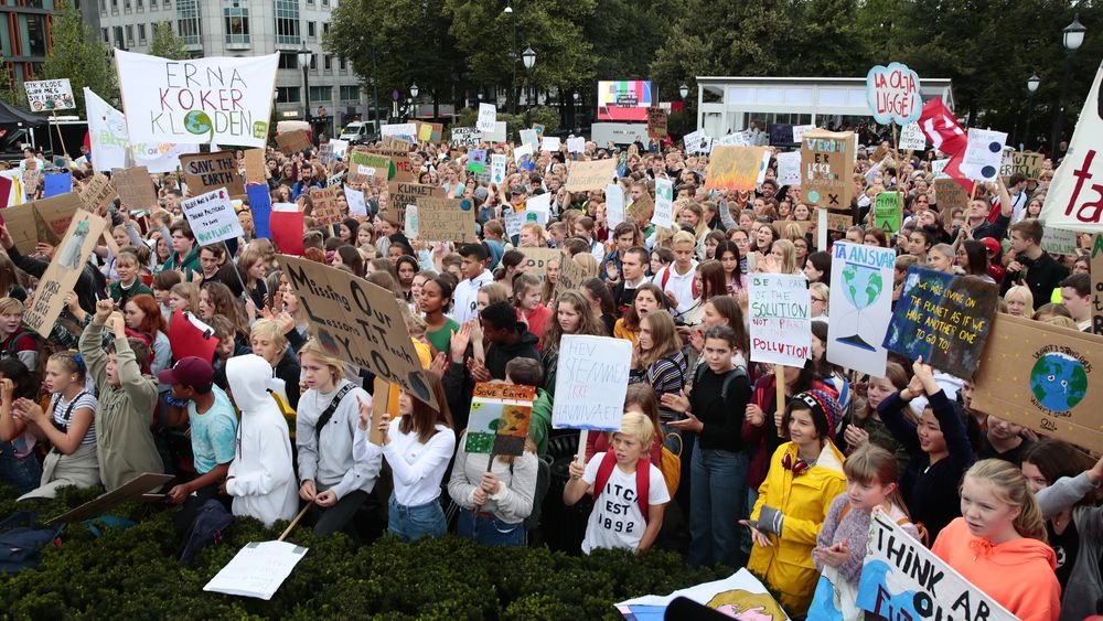 Skoleelever klimastreiket foran Stortinget i Oslo fredag. Lignende demonstrasjoner fant sted over hele landet. 