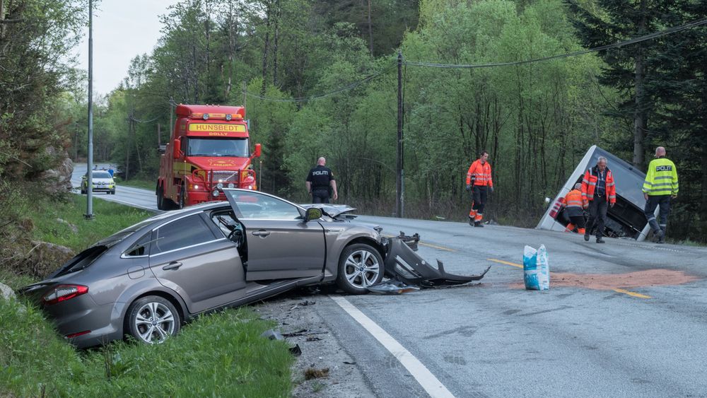 10 personer døde i trafikkulykker på norske veier i august. 
Bildet er fra en trafikkulykke på E39 mellom Kristiansand og Mandal i fjor, der en person omkom.