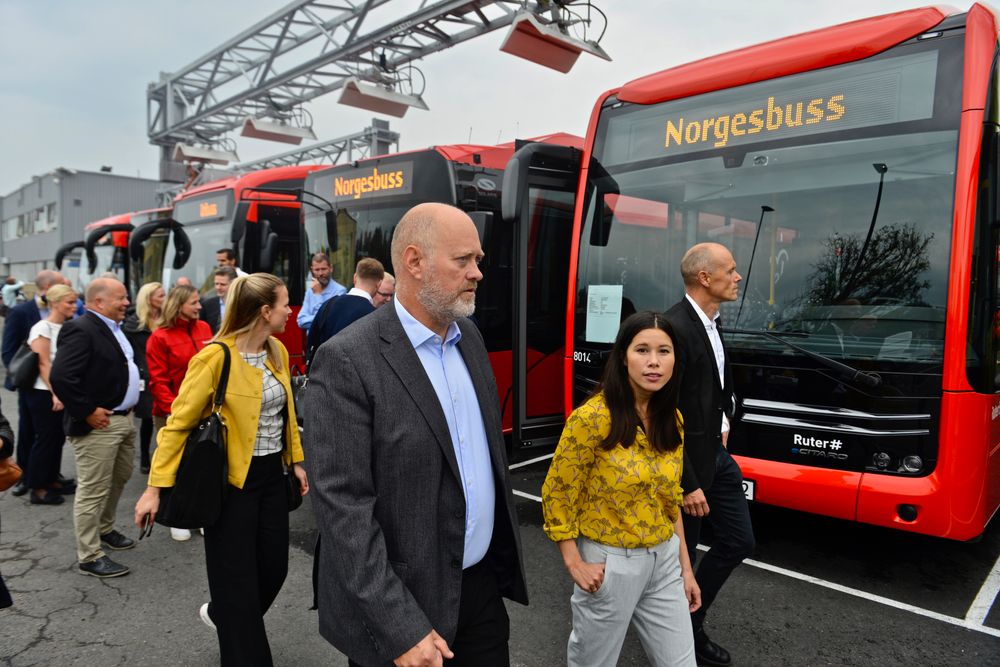Unibuss-sjef Øystein Svendsen og Oslo-byråd for miljø og samferdsel Lan Marie Nguyen Berg leder an bussomvisningen på Alnabru.