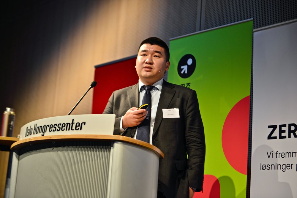 BYDs nordiske sjef Yin Edison på scenen på Oslo kongressenter.