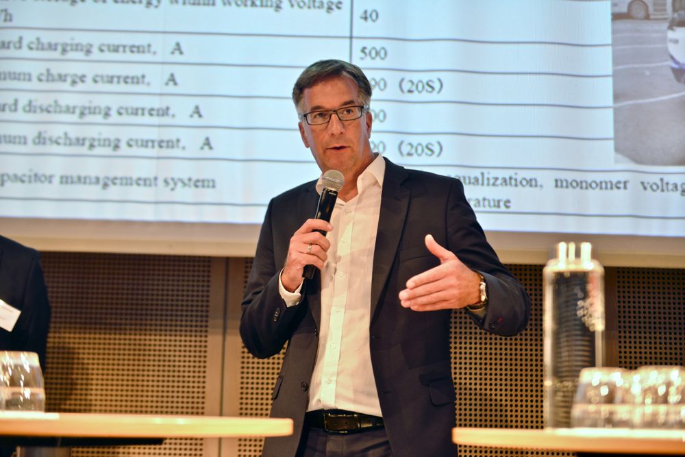 Felix Kybart, MANs sjef for alternative drivlinjer, på scenen på Oslo kongressenter.
