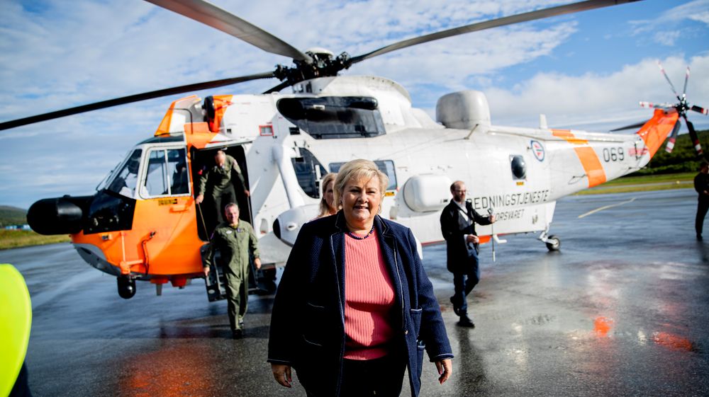 – Vi er litt for tynt bemannet i Nord-Norge på beredskapsressurser, sier statsminister Erna Solberg. Her foran et Sea King redningshelikopter på besøk i Tromsø.
