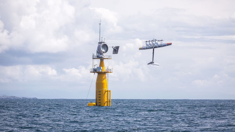 Første gang: Dragen festet til basestasjonen for aller første gang klargjort for testing til havs. Dragen med sine åtte små vindmøller eller propeller, har et vingespenn på 26 meter.