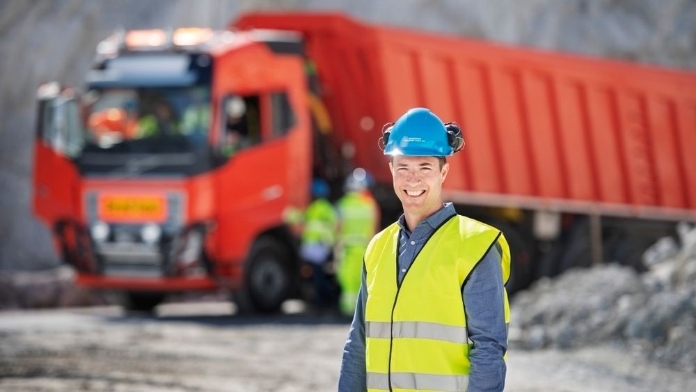 Sasko Cuklev leder arbeidet med autonome kjøretøy i Volvo. Bildet er fra kalksteinsbruddet hos Brønnøy Kalk.