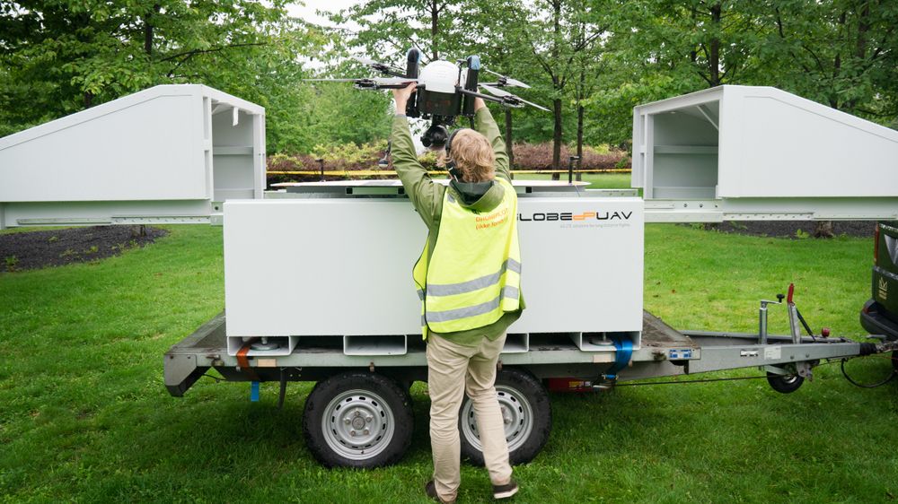 Dronene lander på slike mobile og automatiserte hangarer.