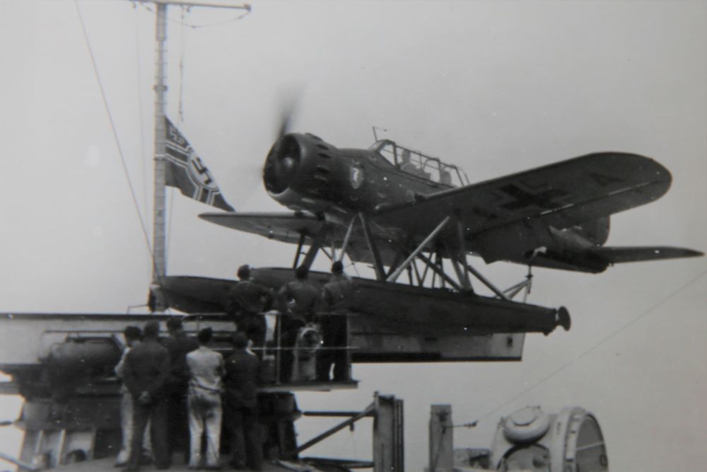 Gneisenau var utstyrt med fire Arado AR 196 sjøfly med vinger som kunne slås sammen og dermed spare plass. De tok av enten med katapult eller etter å ha blitt heist ned på sjøen. Mange av flyene gikk tapt etter observasjonsturer, fordi det var umulig å lande dem på urolig sjø.