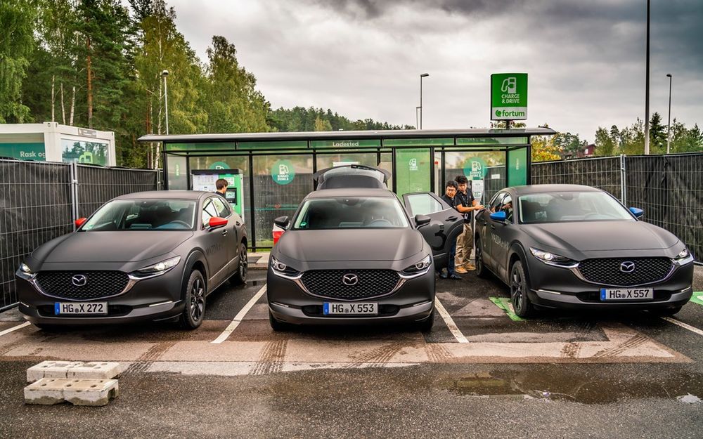 Mazdas foreløpig navnløse elbiler samlet til lunsj i Oslo.