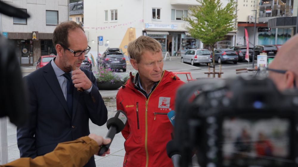 Rauma-ordfører Lars Olav Hustad (H) og geolog Lars Harald Blikra i NVE møtte pressen i Åndalsnes torsdag ettermiddag.