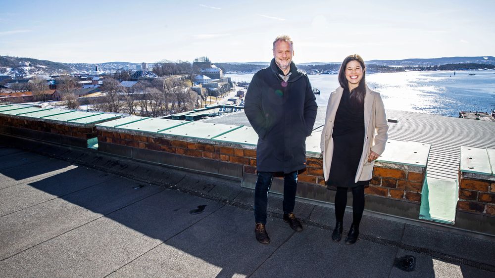 Raymond Johansen får bred støtte for sitt forslag om å montere solceller på alle kommunale bygninger i Oslo. Her med miljøbyråd Lan Marie Berg i MDG.