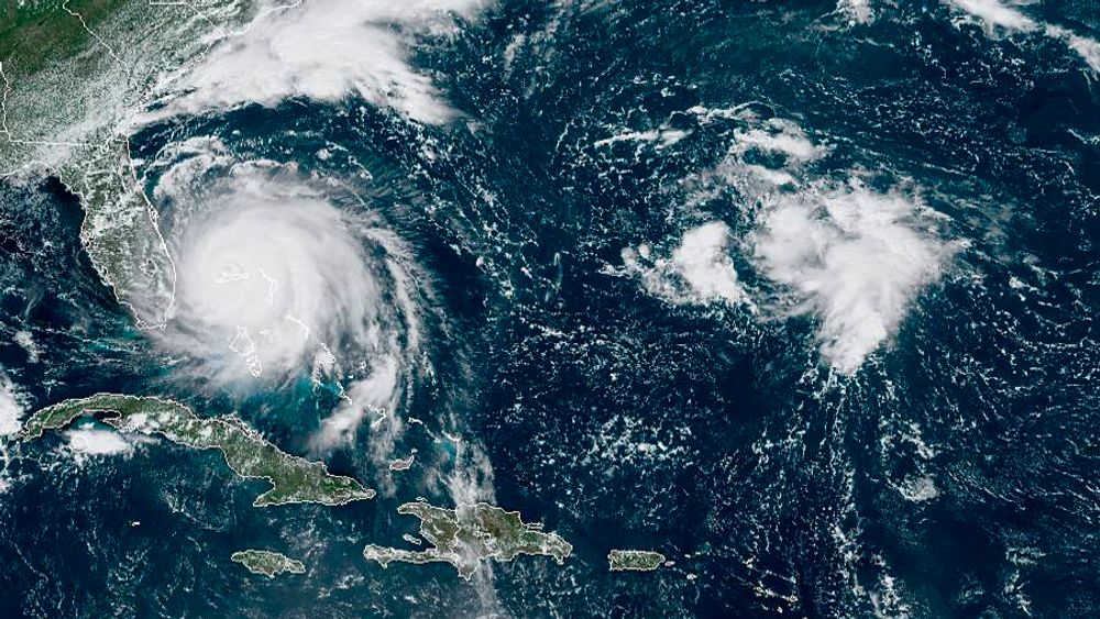 Satellittfoto av orkan Dorian fra mandag da den hang over Bahamas og forårsaket stor skadd.