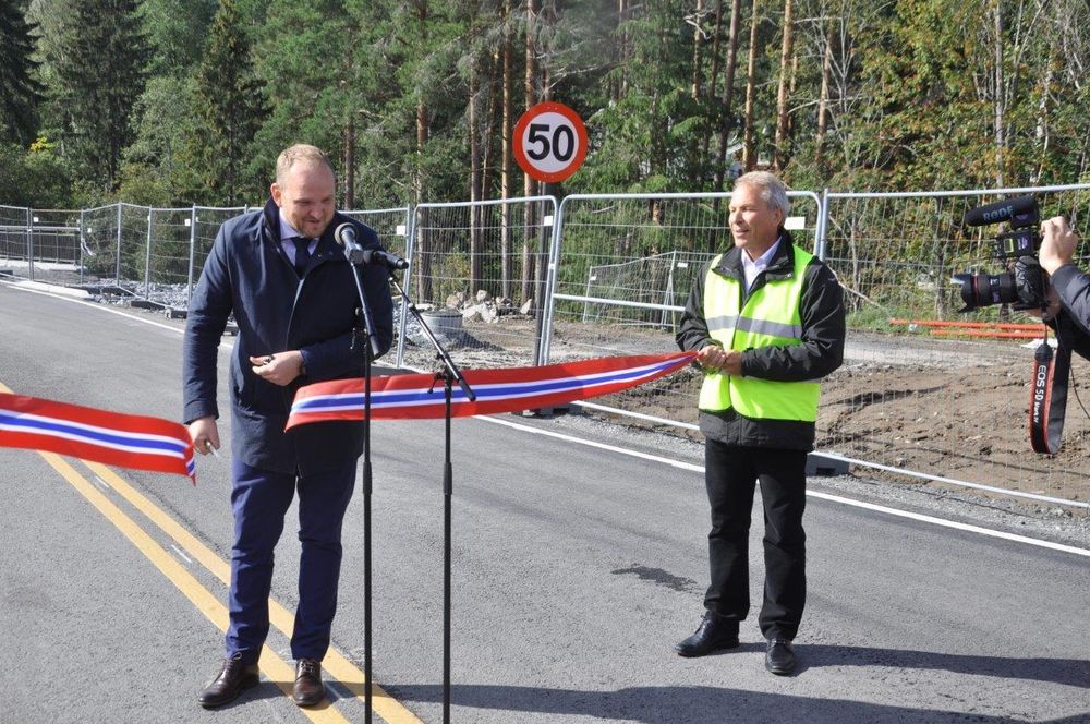 Statsråd Jon Georg Dale åpnet den nye vegen inn til Teknologiparken fra Kongsberg bru og E134 i Sellikdalen torsdag 12. september klokken 1