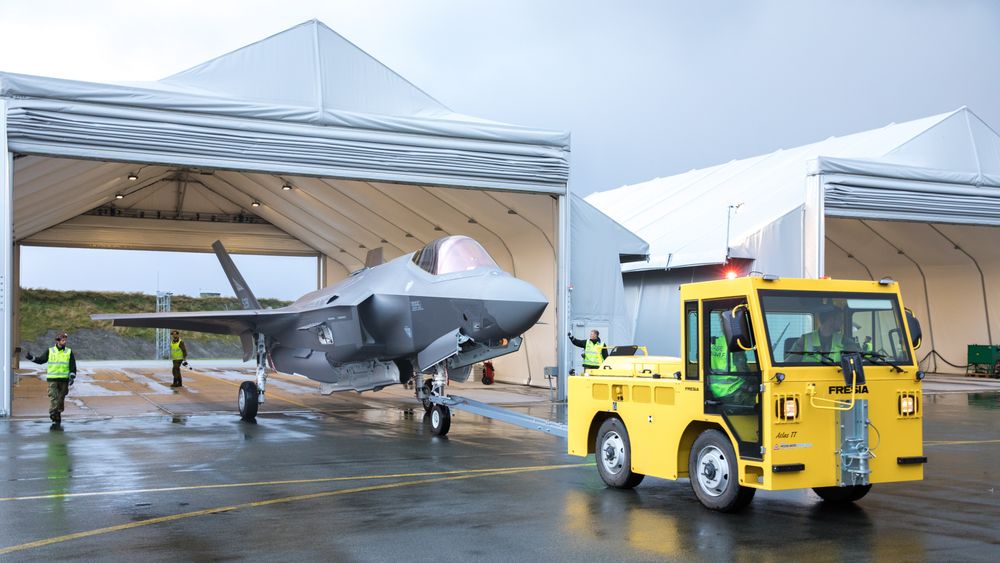 Et av de tre nyeste F-35-flyene i ferd med å parkere i et deployerbart shelter på Ørland.