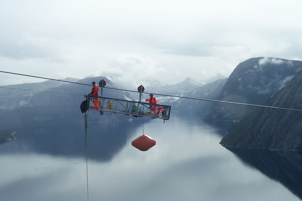 Vi er alle skyld i at vi har havnet her. Gjennom meninger og uenigheter som i sum har gjort oss til et «nei til alt»-land. Bilder fra utskifting av flymarkører over Hellemofjorden (420 kv Ofoten-Kobbelv).