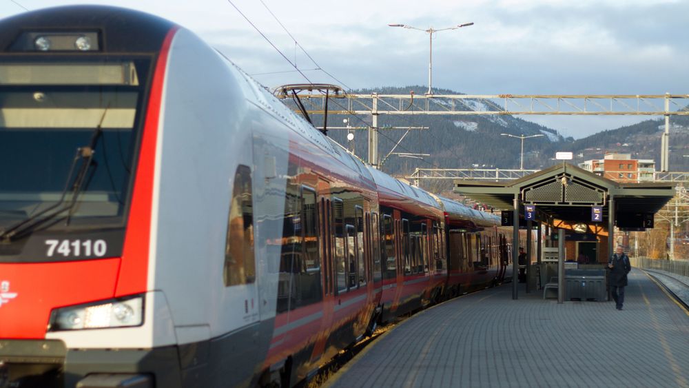 Bane nor ønsker kommersielle mobilnett i stedet for et eget jernbanenett med egne frekvenser og egen teknologi. Her et bilde fra Lillehammer stasjon.