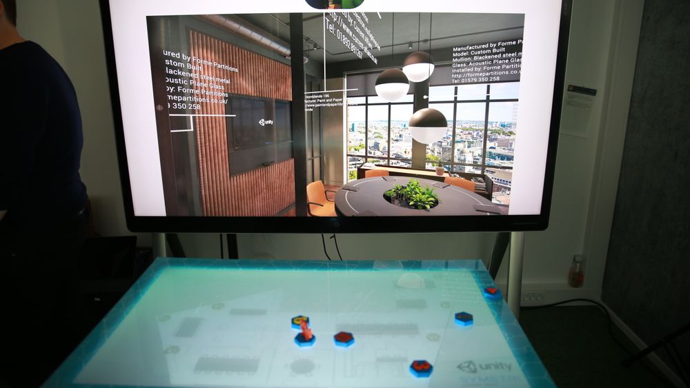 Norske Symetri har utviklet en VR-lab med fysiske styrebrikker.