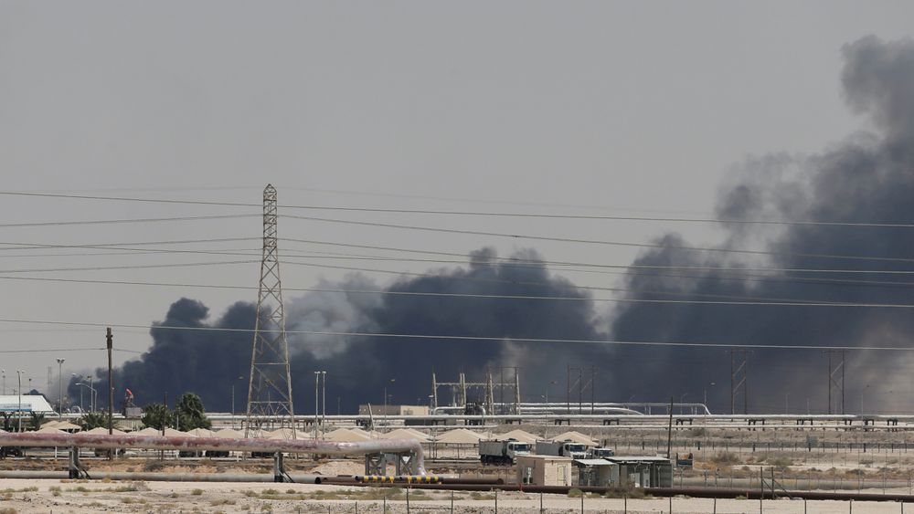 Røyk stiger opp etter droneangrepene mot Aramco-anlegget i Abqaiq i Saudi-Arabia, 14. september 2019.