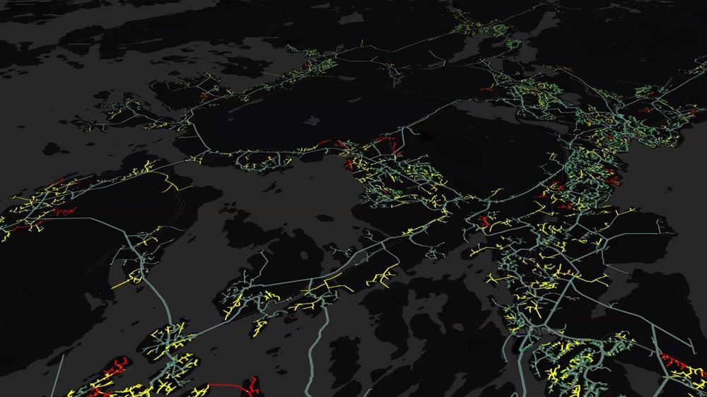 Gjennom en digital tvilling har BKK Nett og Kongsberg digital sett på hvordan strømnettet i Hordaland blir belastet når stadig flere får elbil, og man ikke klarer å fordele ladingen utover døgnet. De røde områdene viser spenningsproblemer.
