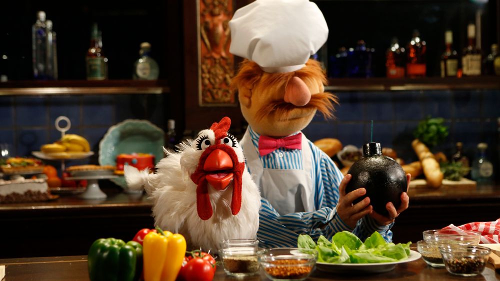Camilla the Chicken og Swedish Chef fra The Muppet Show under en opptreden i talkshowet Jimmy Kimmel Live i 2016.