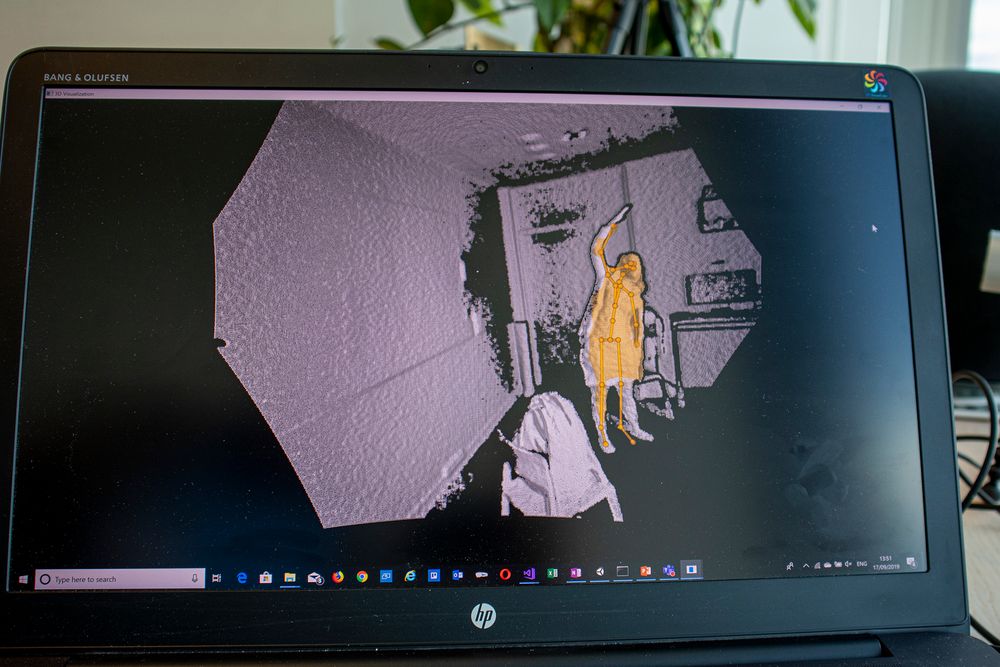 Marit i 3D: Azure Kinect Body Tracking Viewer ser og prosesserer Marit Gjevik som dybdeinformasjon i oransje og beregner fram leddene i kroppen som så kan brukes til å kontrollere avatarer.