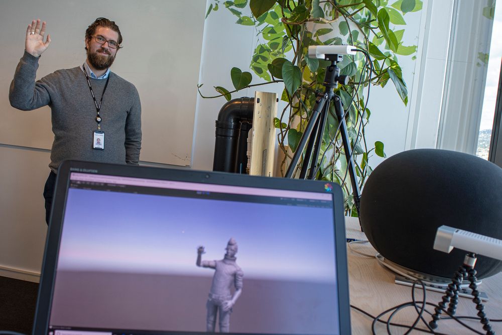 Lager avatar: Prosjektleder i Sopra Steria blir fanget inn av en Azure Kinect 3D-sensor som lager en avatar av han i sanntid.