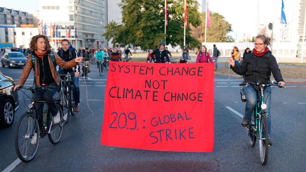 Tyske protester: Demonstranter holder et banner på en sykkelparade i Berlin, fredag 20. september, under den verdensomspennende Friday for future-marsjen