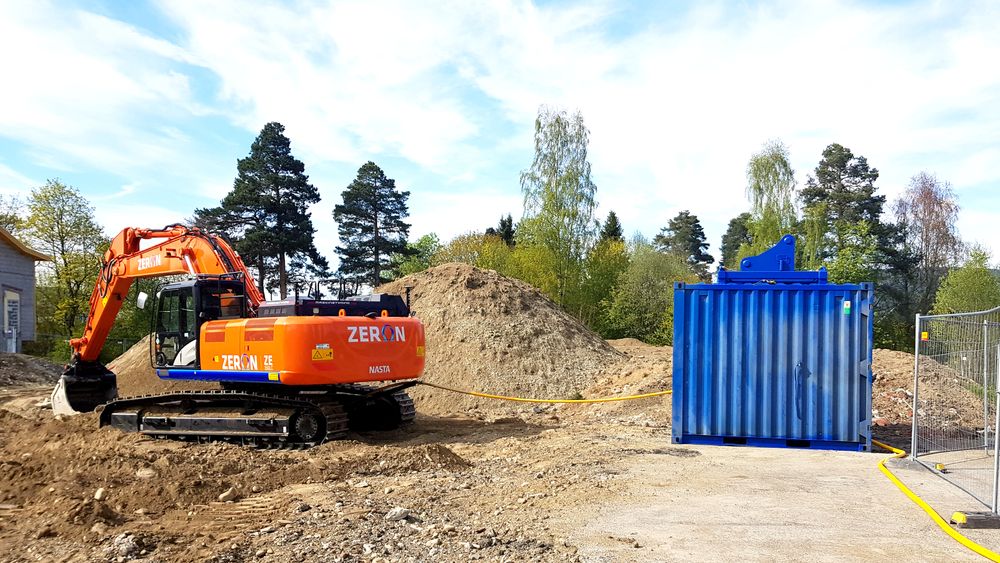 Her er maskinen i arbeid, koblet til containeren med to kabeltromler. Mellom maskin og container er det 30 meter kabel, mellom container og strømuttak er det 150 meter kabel. Det gir tilstrekkelig fleksibilitet.