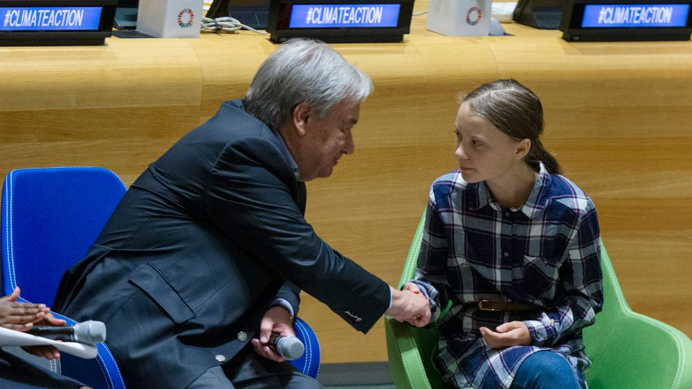 FNs generalsekretær António Guterres lyttet lørdag til budskapet til den svenske klimaaktivisten Greta Thunberg under FNs klimatoppmøte for unge i New York. Nå krever FN-ansatte at verdensorganisasjonen gjør mer for å redusere eget klimaavtrykk. Foto: AP / NTB scanpix