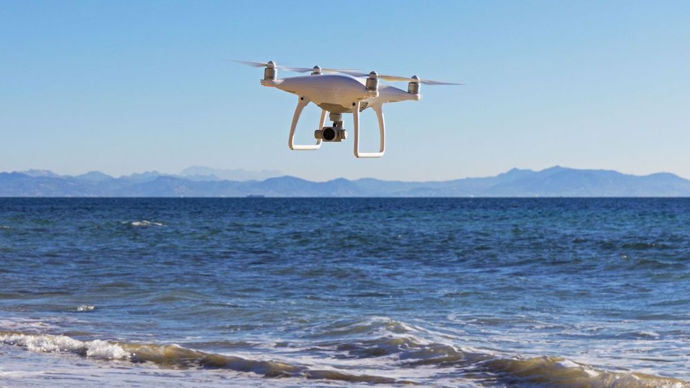 Den kinesiske produsenten DJI har lagt inn geofencing i sine droner som standard. Det kan også andre gjøre, mener flyoperativ leder Nils Håheim-Saers i NORCE.