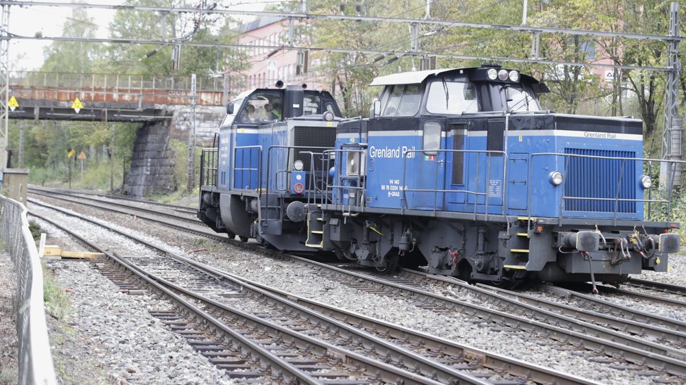 Et skiftelokomotiv har sporet av ved Bryn stasjon i Oslo.