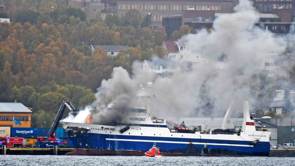 Den russiske tråleren Bukhta Naezdnik sto onsdag ettermiddag i brann ved kai i Breivika Havn i Tromsø.