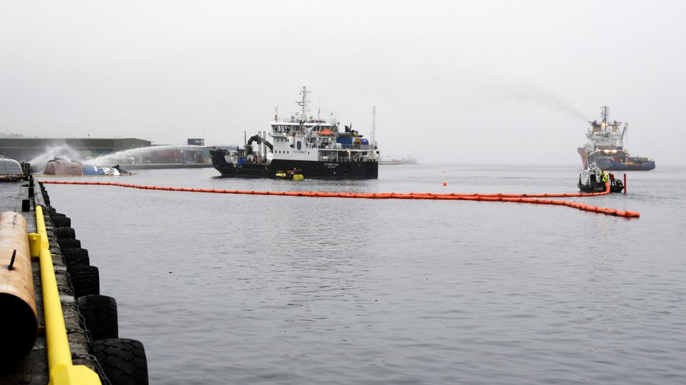 Kystverket legger ut oljelenser rundt den havarerte russiske tråleren Bukhta Naezdnik ved kai i Breivika Havn i Tromsø.