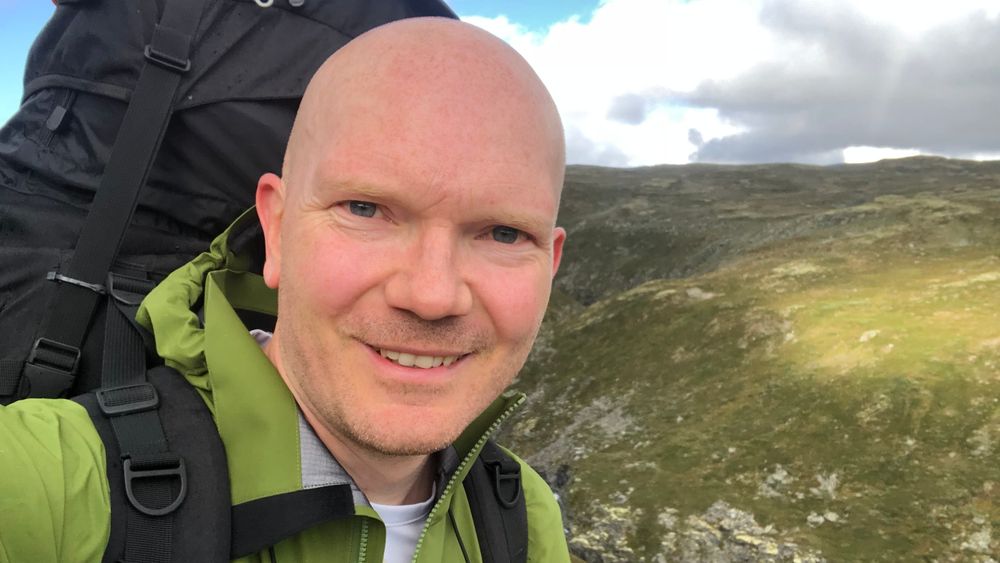 Ved siden av å drive sitt eget konsulentselskap, er Arnulf Holm glad i å dra på fjelltur med familien.