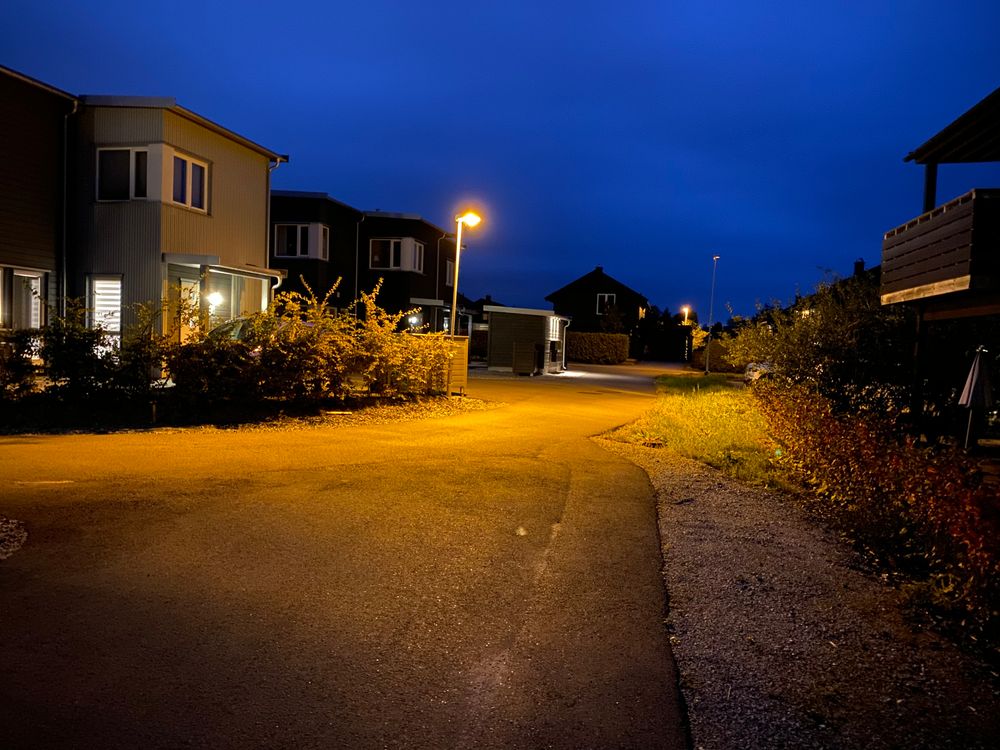 Nattmodus, bilde tatt sent på kvelden med kun gatelys.